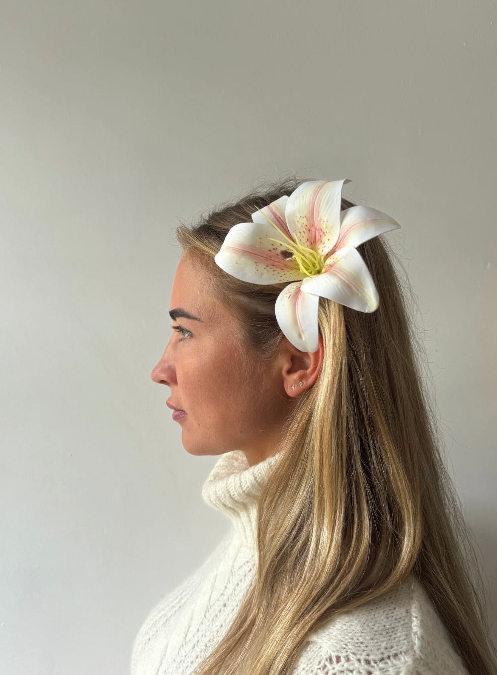 Madonna lily clip