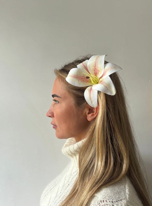 Madonna lily clip